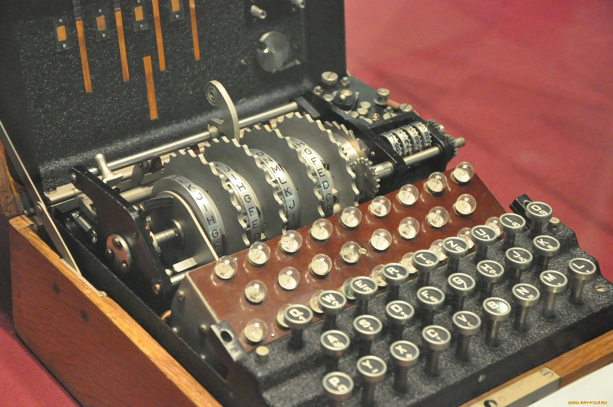 Энигма кодировочная машина. Шифровальная машинка энигкма. Немецкая машина Энигма. Энигма немецкая шифровальная машинка.