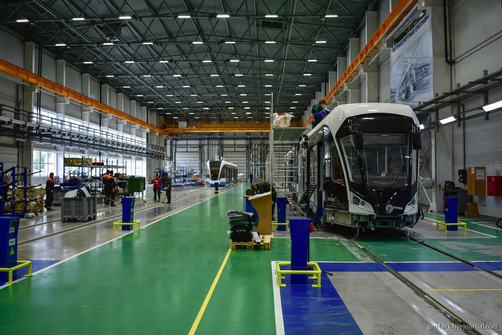 Производство транспортных систем. Кран штабелер кшос 0125. Конвейерная линия на фабрике. Конвейер. Трамвай пк транспортные системы.