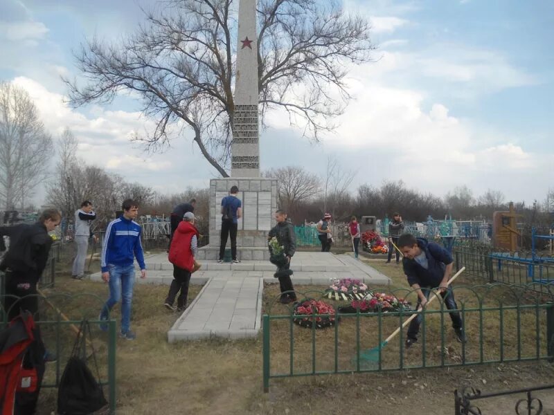 Погода большевик еланского. Памятник Большевик Еланский Волгоградская. Памятник Волгоградская область Еланский район. Обелиск в Елани Волгоградской области. Волонтеры около памятника.