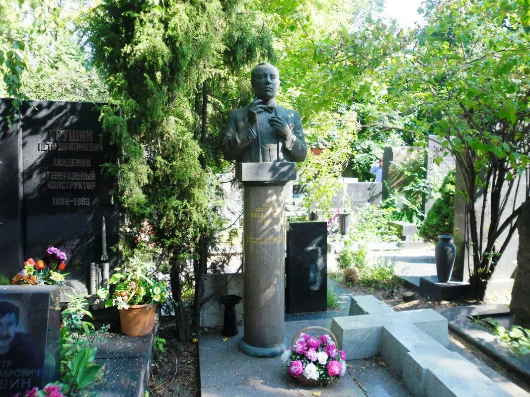 Леонов похоронен. Памятник Леонову в Москве на Новодевичьем кладбище.