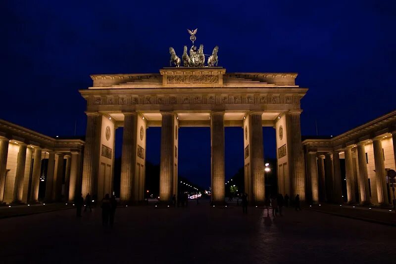 Чем грозит германию. Бранденбургские ворота. Ночные Бранденбургские ворота. Бранденбургские ворота ночью. Бранденбургские ворота в 1989 году.