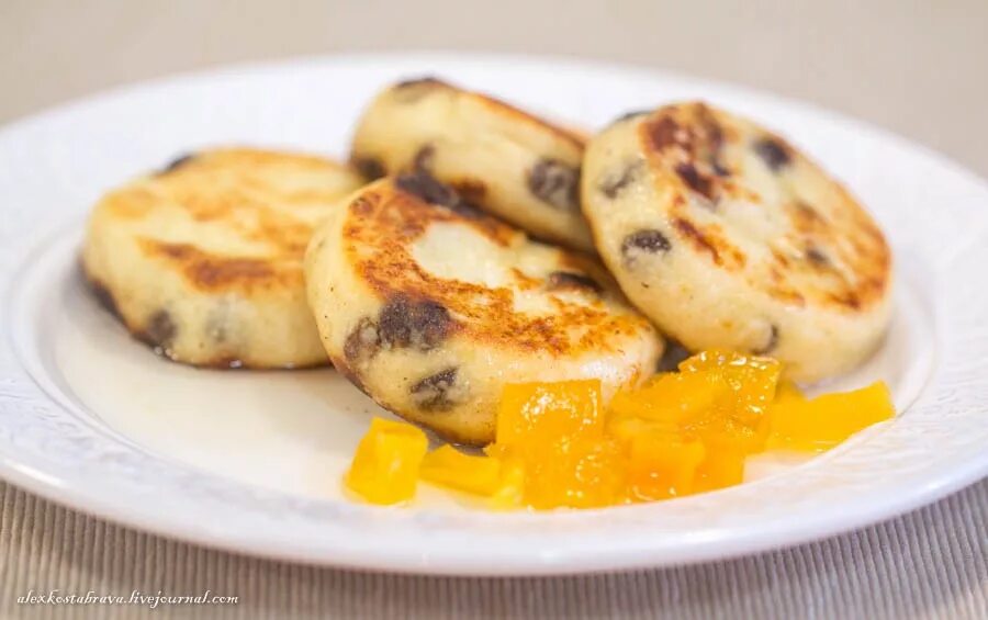 сырники с изюмом юлия высоцкая. сырники 400 гр творога рецепт. сырники гурманика. как приготовить сырники с изюмом. идеальные сырники.