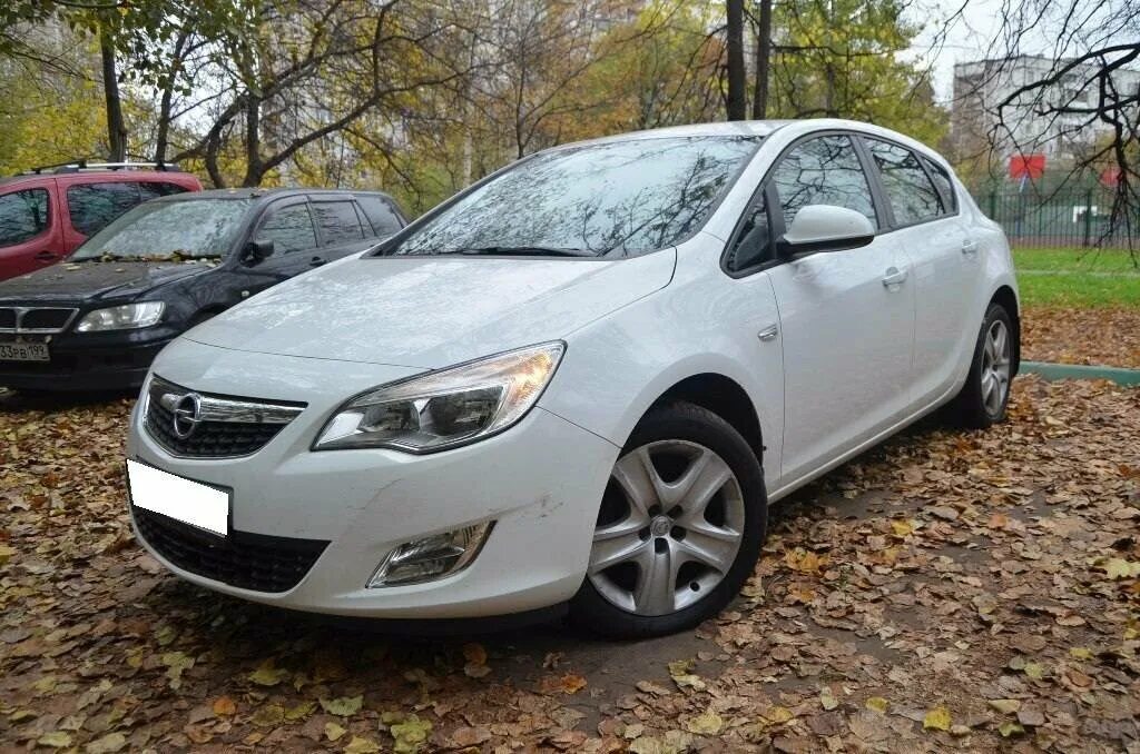 Купить опель новосибирск. Opel Astra 2013 хэтчбек белая.