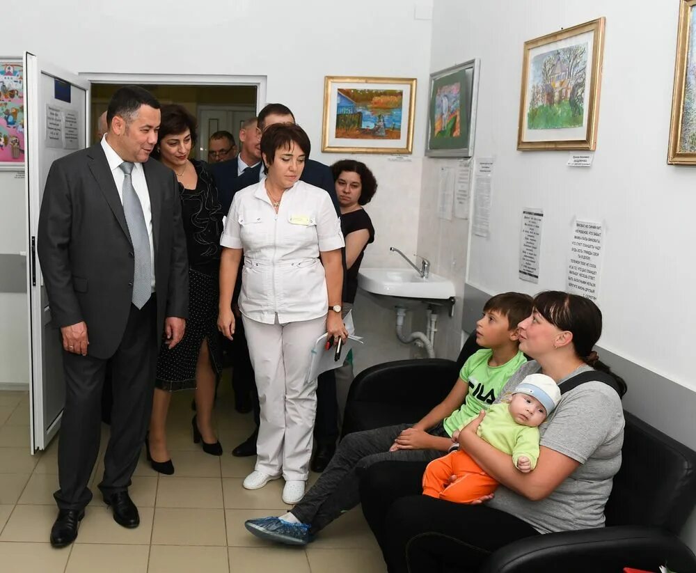 Работа в зато. Работа тяжелая зато зарплата маленькая. Ремонт детских качелей. Современное рабство демотиватор. Рабы на работе картинки.