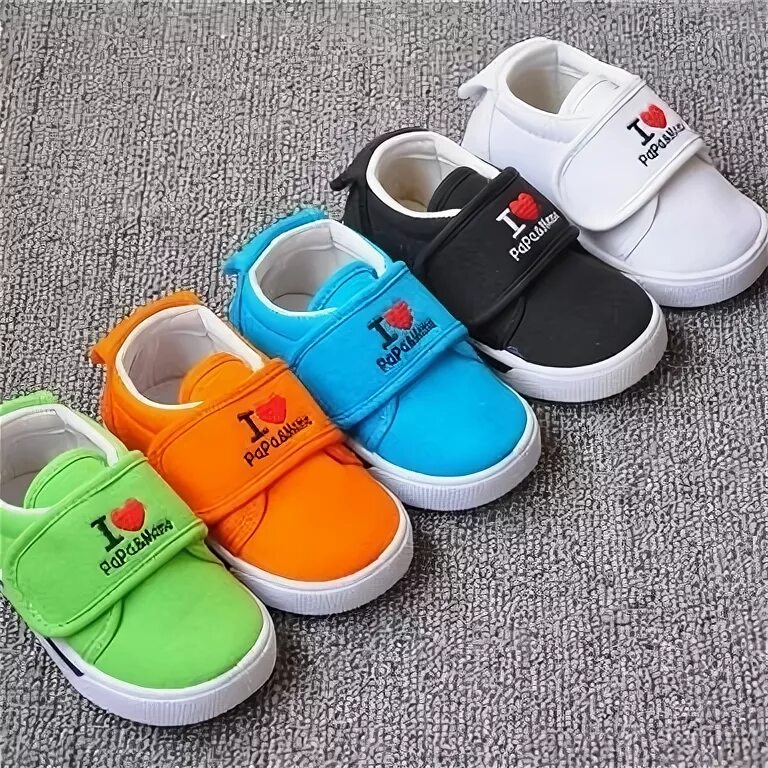 девочка в маминых туфлях. ботинки для детей. обувь для детей. обувь мужская женская детская. мокасины детские спортивные.