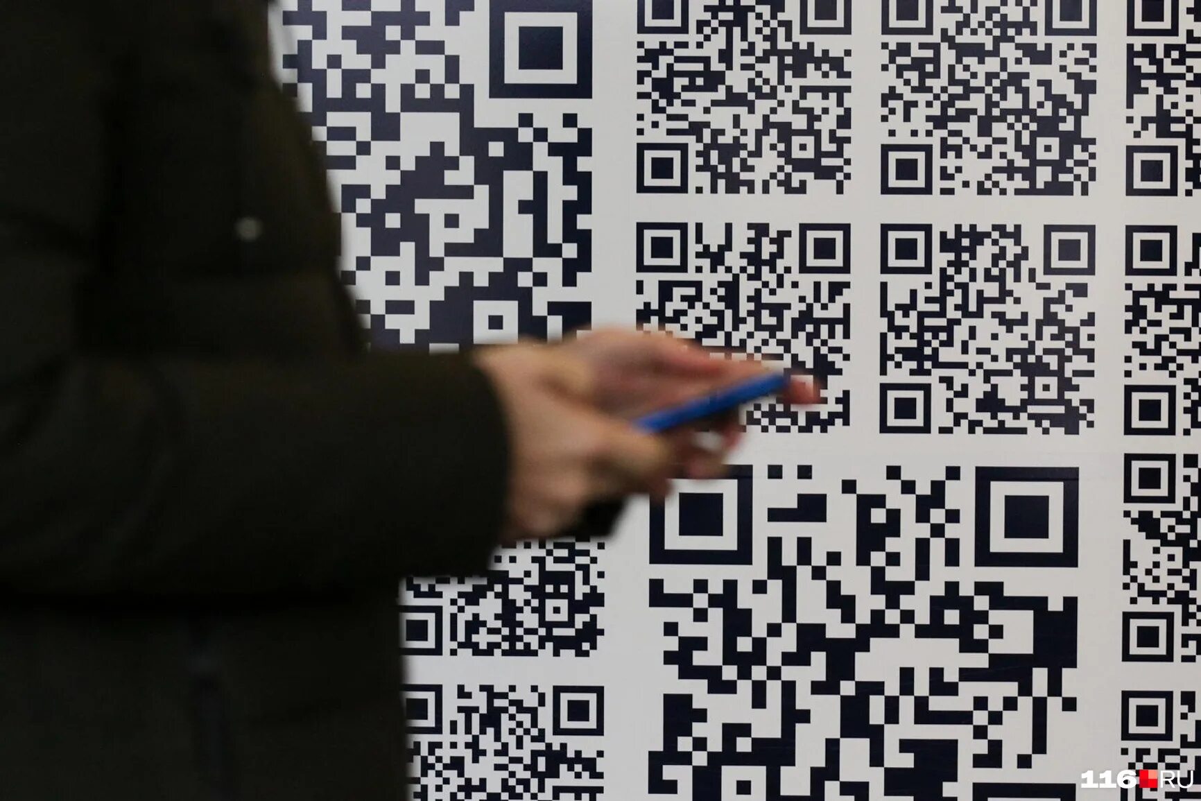 Отменили qr кодов. Табличка с QR кодом. QR код в магазине. Реклама с QR кодом. QR коды в образовании.