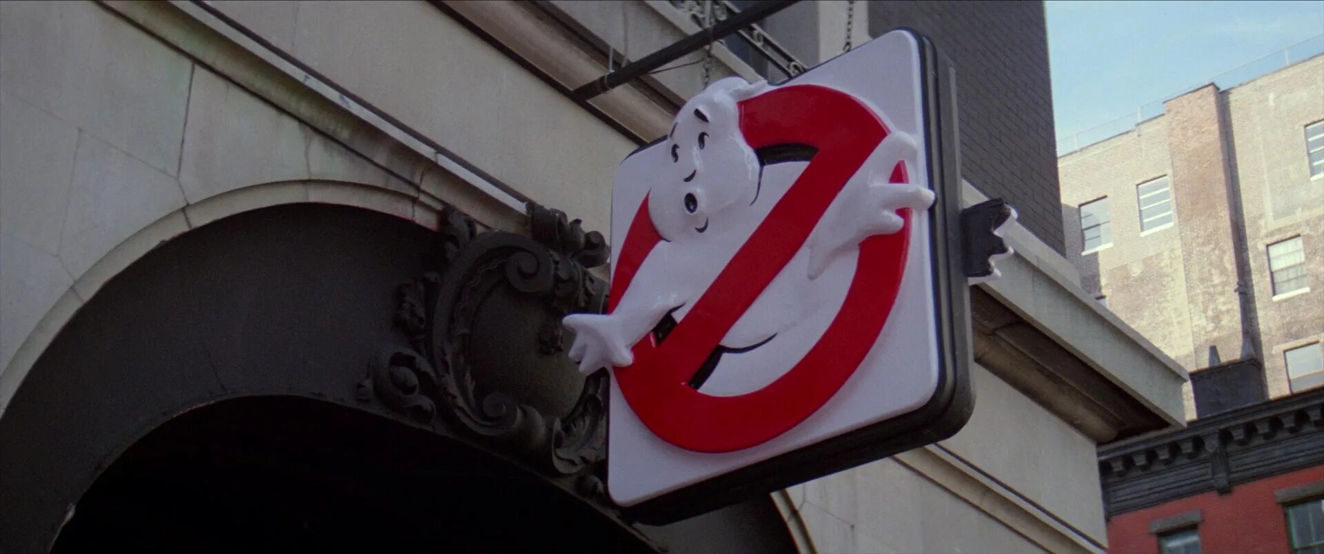 GHOSTBUSTERS 1984. Охотники за призраками 1984. Охотники за привидениями дом. Здание охотников за привидениями.