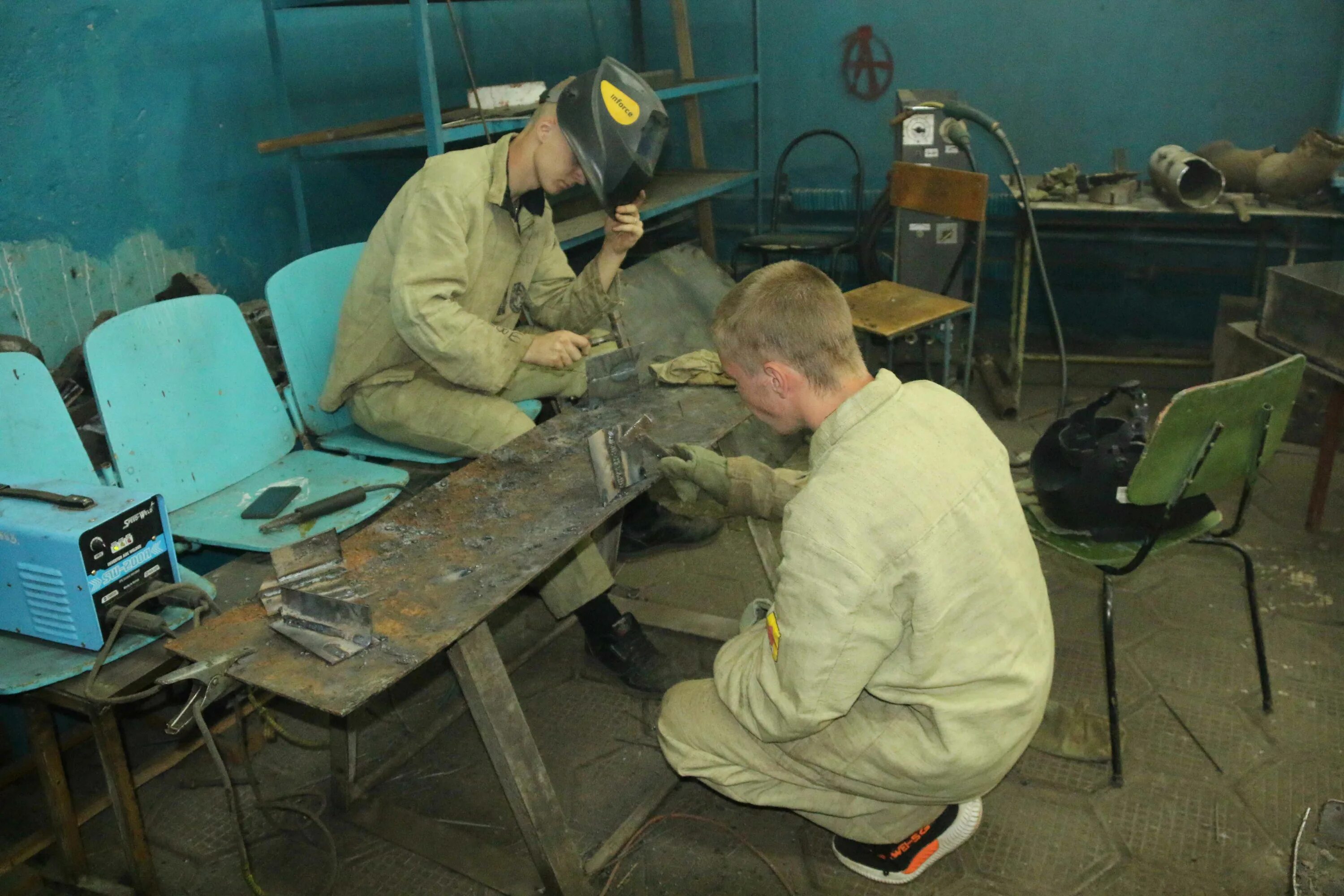 Дуговая сварка. Деревня сварщики. Сварщик практикант. Сварка. Сварка и ковка металла.