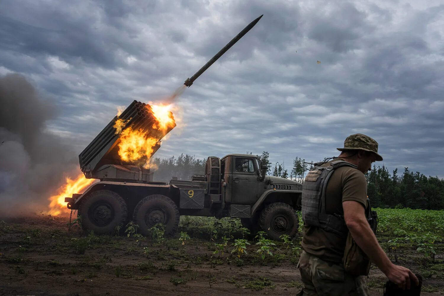 Направление ударов всу. РСЗО БМ-21 град. БМ-21 ВСУ Украины. Град БМ-21 ВСУ. Град система залпового огня.