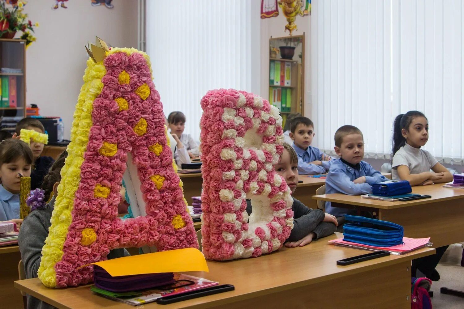 Объемные буквы свими руками. Живая буква поделка. Буква поделка в школу. Буква своими руками. Проект азбука школы