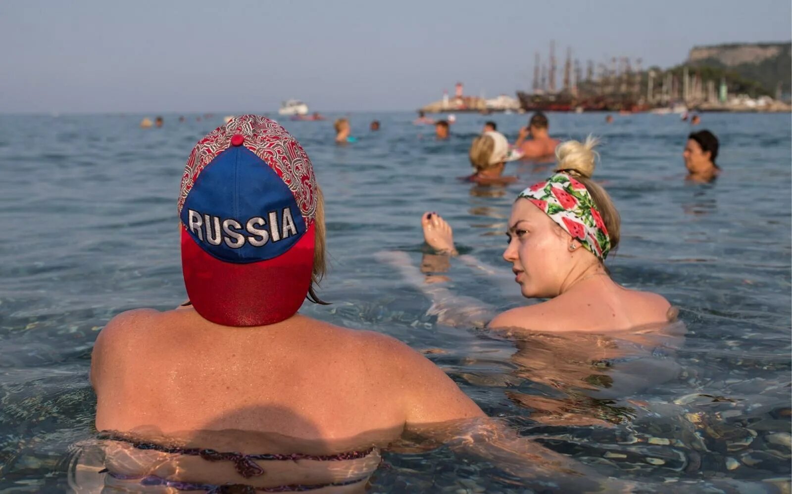Туристы в турции. Русские на отдыхе за границей. Российские туристы на пляже. Российские туристы в турции. Российские туристы в турции.