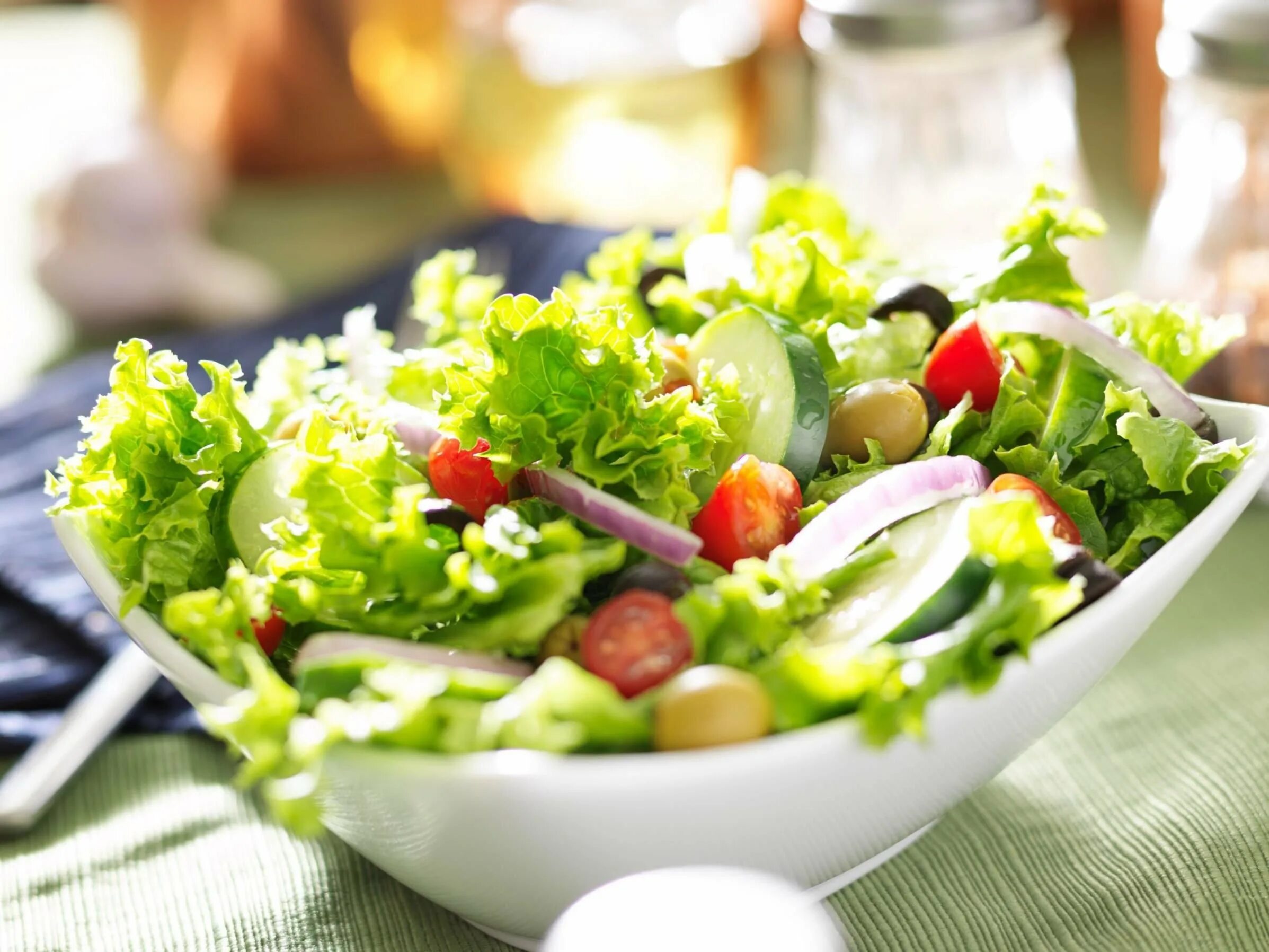 Салат из зеленых овощей. Грин Саладс. Салаты. Зеленый салат. Зелень для салатов.