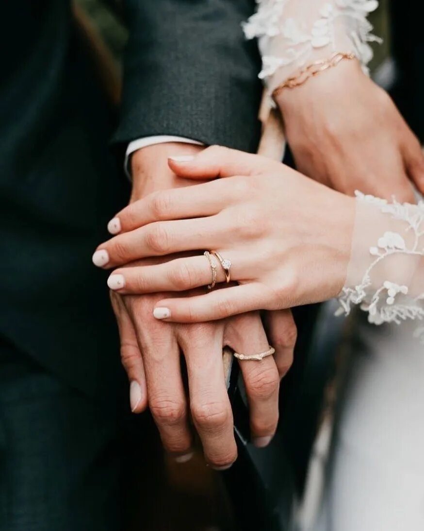 Кольцо брак на какой руке. Свадебные кольца. Красивые обручальные кольца на руках. Кольца на свадьбу обручальные. Кольцо невесты.
