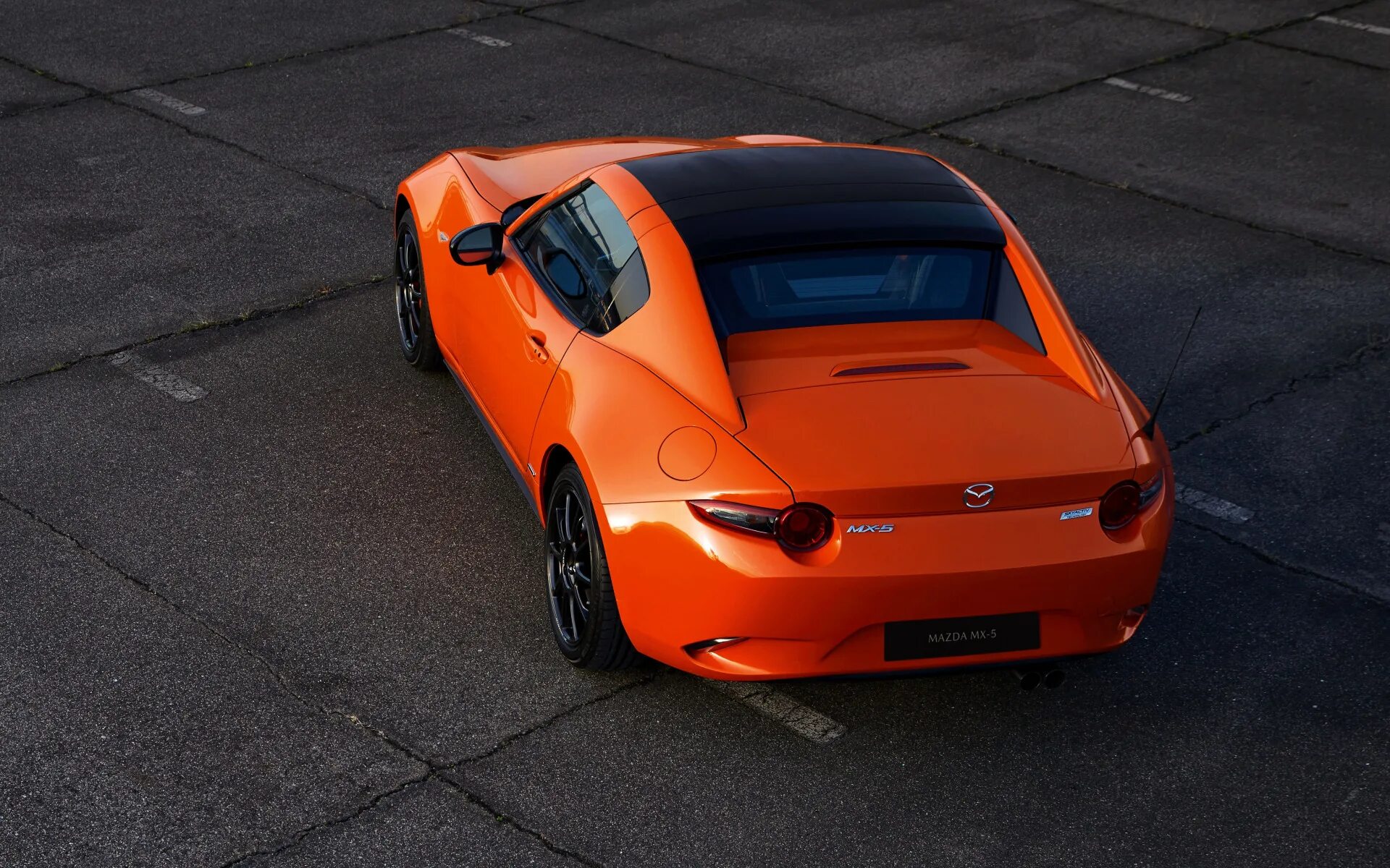 Включи оранжевый автомобиль. Мазда мх5 оранжевая. Mazda mx5 Тарга. Mazda mx5 Orange.