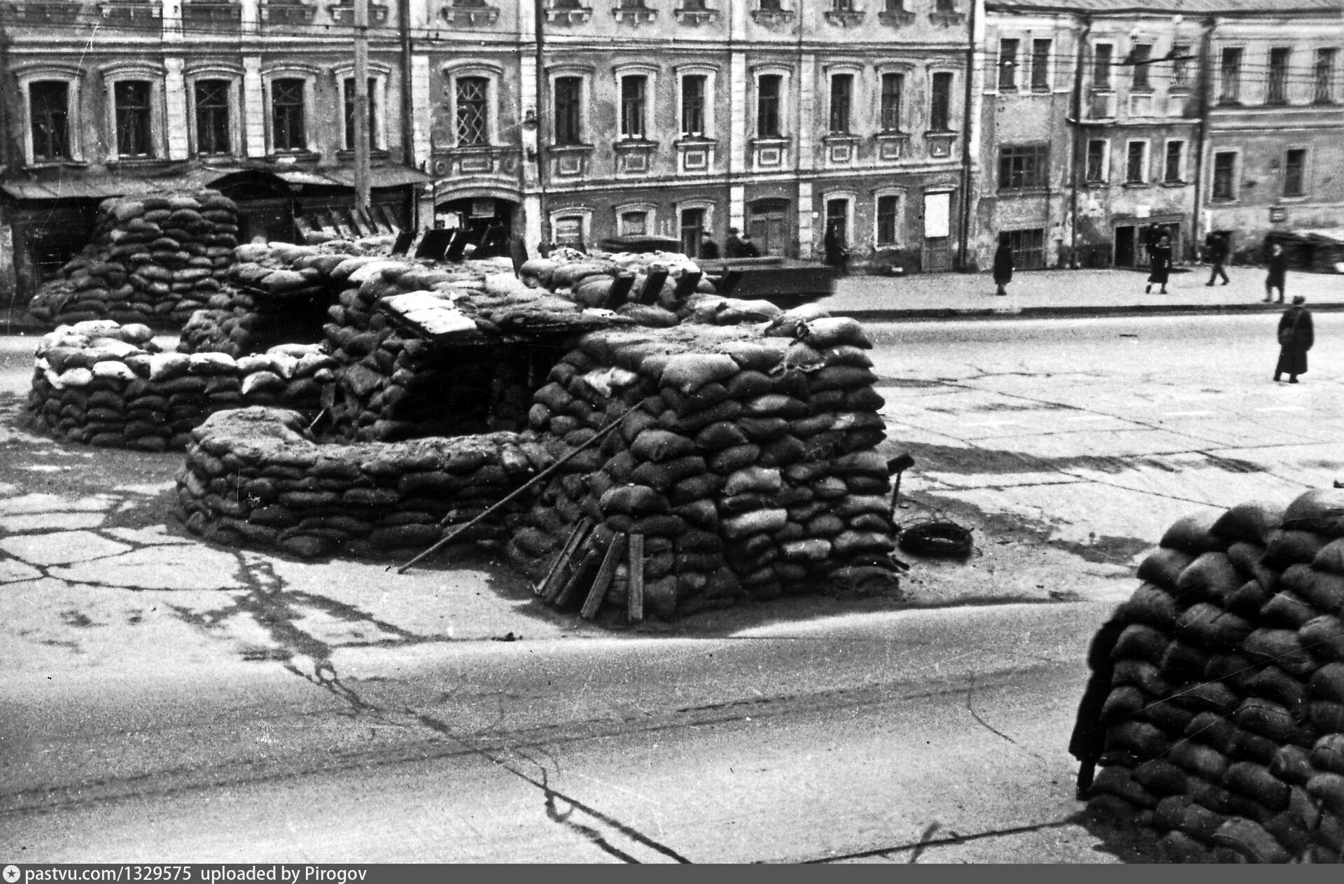 Баррикады в Москве 1941. 1941 Москва Военная оборона. Москва на осадном положении 1941. Баррикады на улицах Москвы 1941. 10 октября улица москва