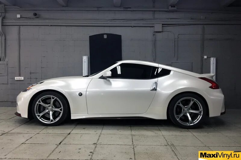 Ниссан 370z белый. Ниссан 370z обклеенные. Белый перламутр машина. Перламутровый белый цвет автомобиля.