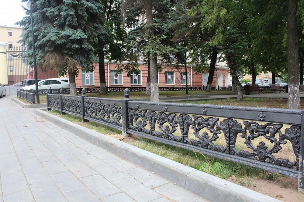 Благоустройство городской среды ограждение. Городской сквер. Ижевск чугун. Песчаник на ограде реставрация. Чугунный ижевск