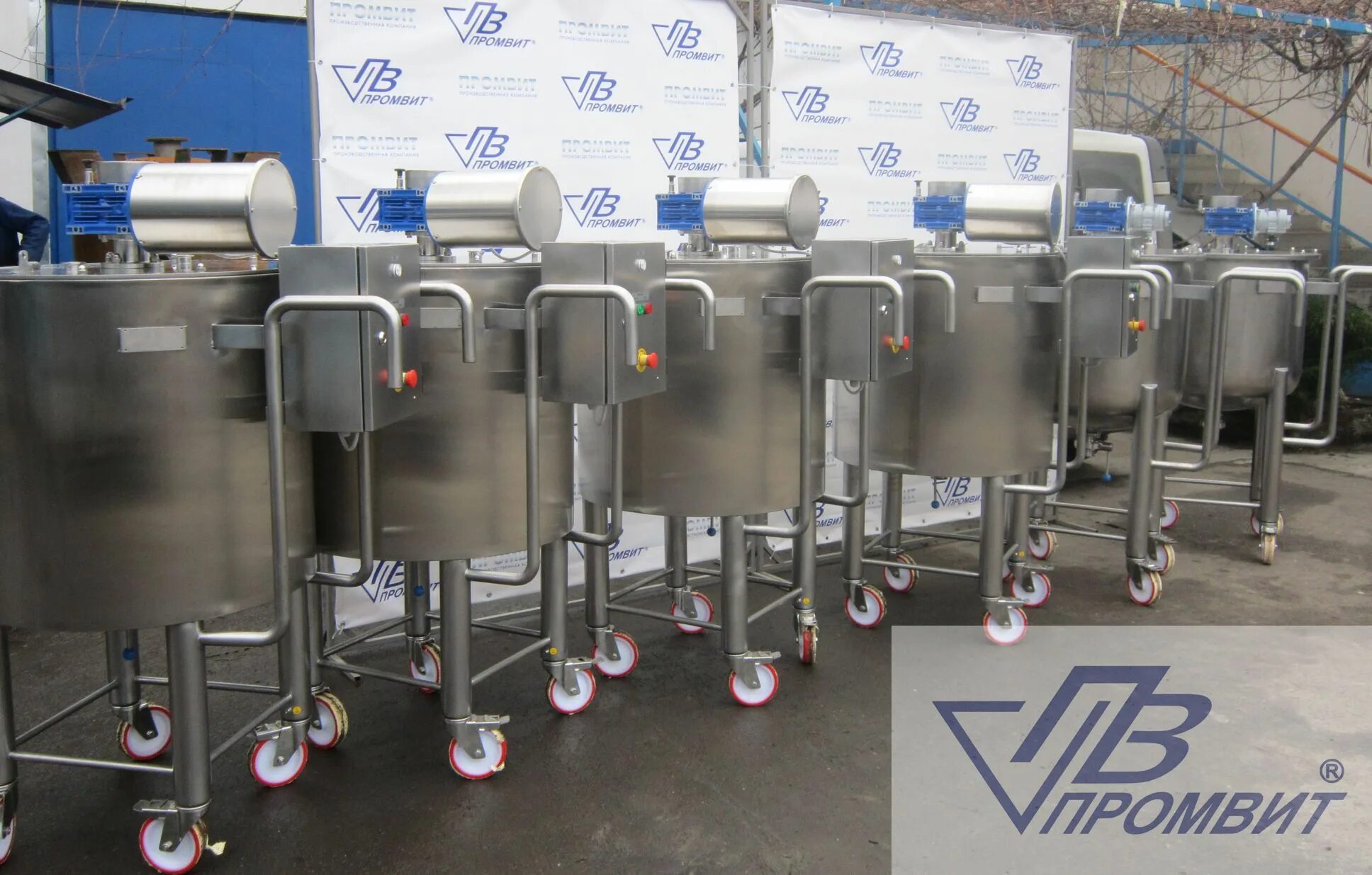 реактор полимеризатор с мешалкой. реактор эмалированный с якорной мешалкой. реактор с мешалкой 1000 л «simax». реактор с барботером. реактор 630л с внешним гомогенизатор.