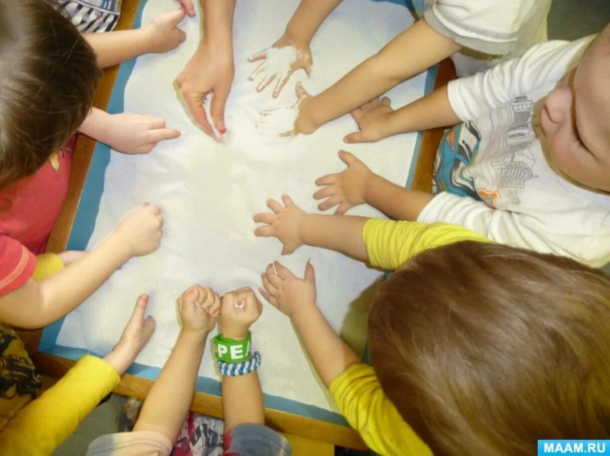 Занятие в младшей группе. Первое занятие психолога в младшей группе. Дети на занятии в детском саду. Индивидуальные занятия в детском саду. Занятия в садике.