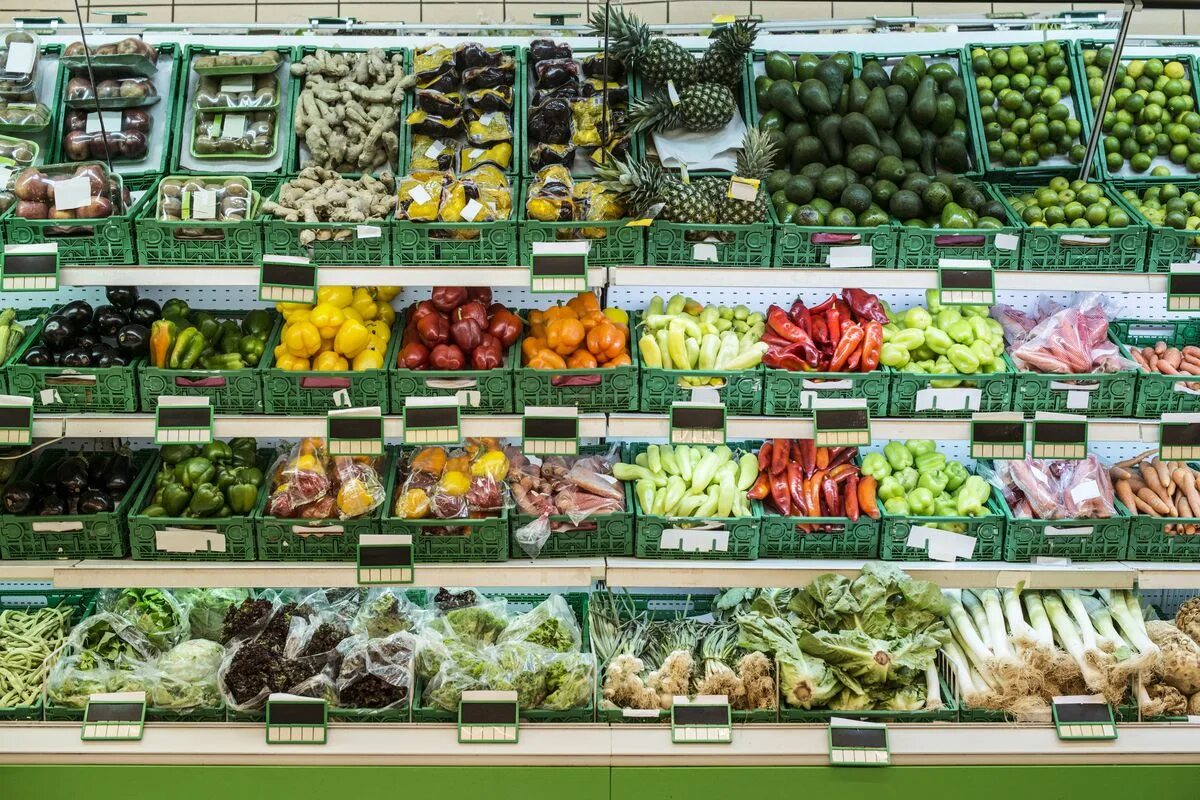 Vegetables shop. Выкладка овощей и фруктов. Выкладка овощей и фруктов в супермаркете. Прилавок с овощами и фруктами. Выкладка фруктов.