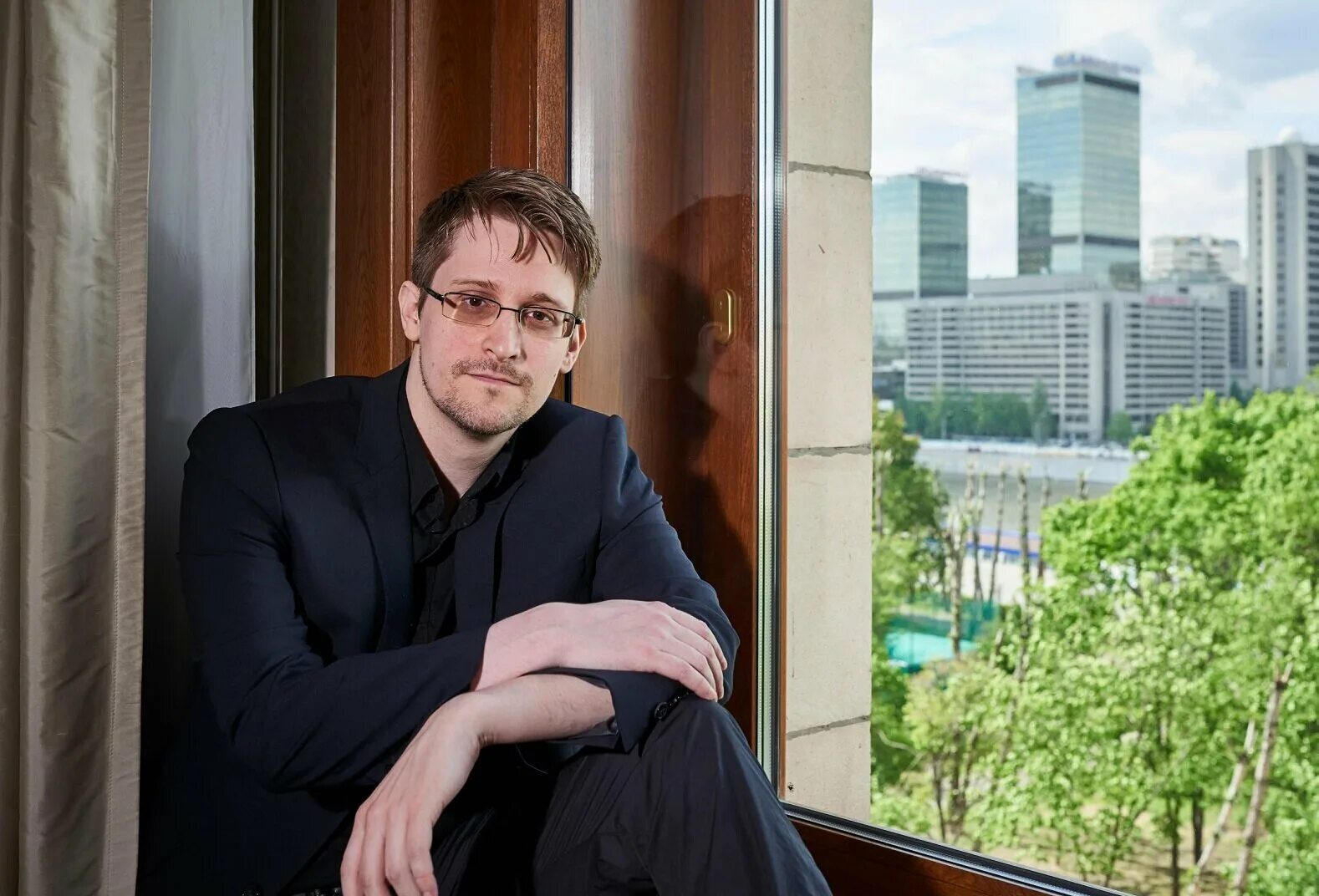 Сотрудник анб. Сноуден 2013. Эдвард сноуден в аэропорту россии. Сноуден фото 2021. Сноуден 2021.