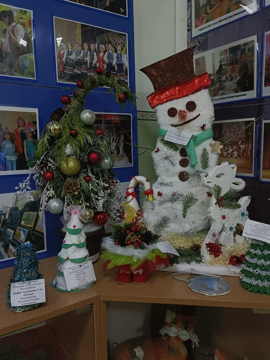 Наряжаем елку. Наряжаем елку. Малыш наряжает елку. Мероприятия к новому году для детей. Хозяйка накрывает на стол.