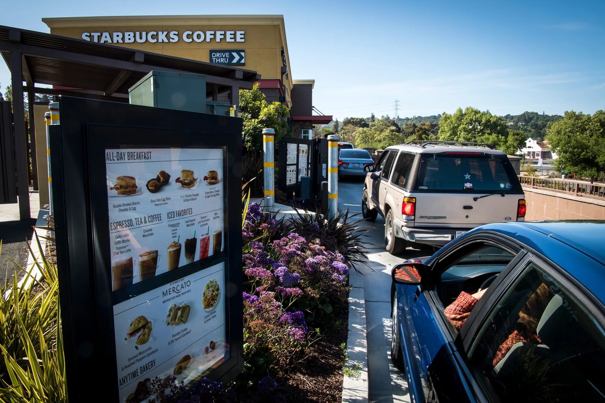 Drive thru. Старбакс драйв. Starbucks Drive thru. Drive thru кафе. Starbucks Coffee Drive car.