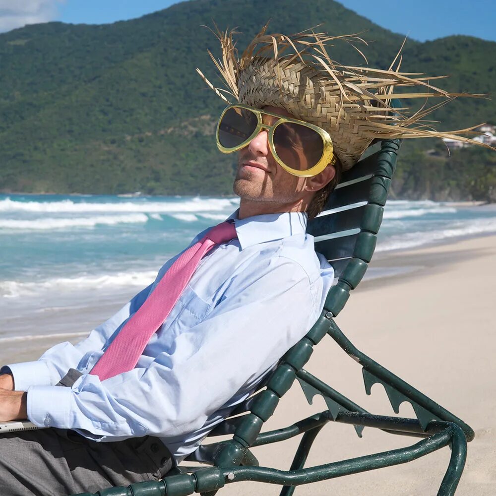 деловой туризм. бизнесмены туристы. бизнесмены туристы. деловой туризм. мужчина с чемоданом в аэропорту.