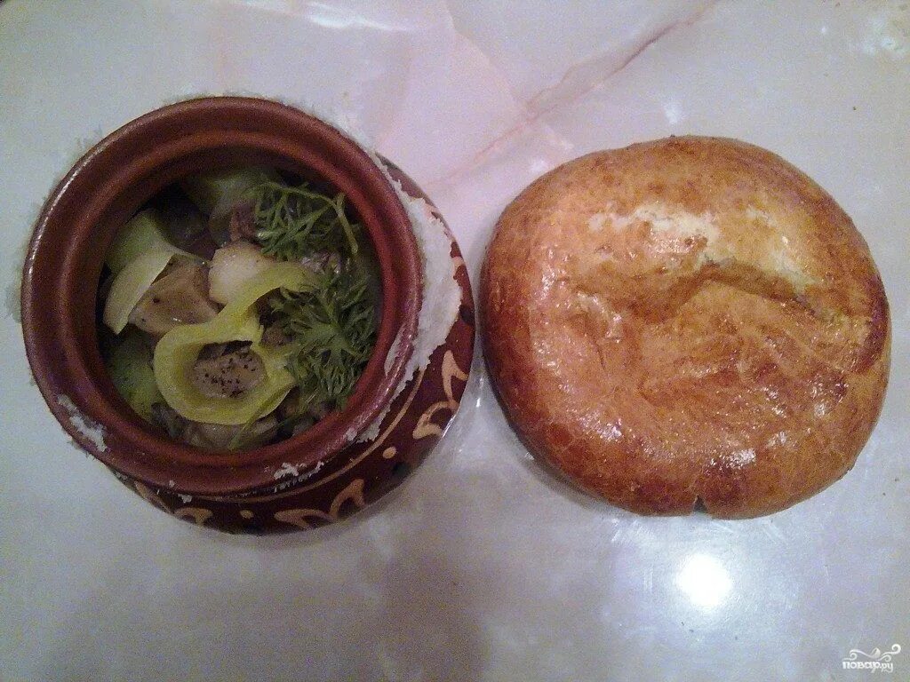 В горшочке с крышкой из теста. Мясо в тесте горшочек. мясо в горшочке из теста. мясные горшочки с тестом. мясо в горшочке с тестом.