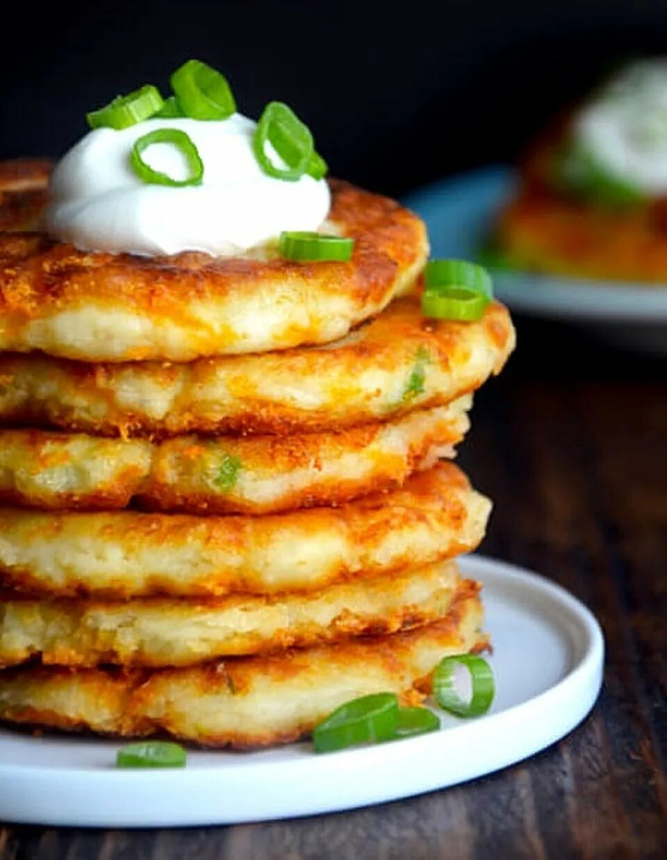 Блюда из картошки пюре вчерашней. Картофельные оладьи изпюе. Картофельные биточки. Что приготовить из остатков пюре. Блюда из картошки пюре.