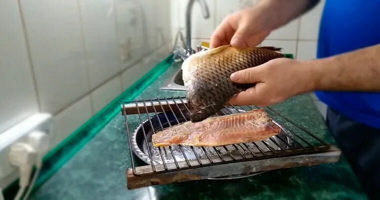 Сколько коптить карпа. Закопченный карп. копченый карп эстетика. копченый карп на даче. коптим карпа горячим копчением в коптильне дома.