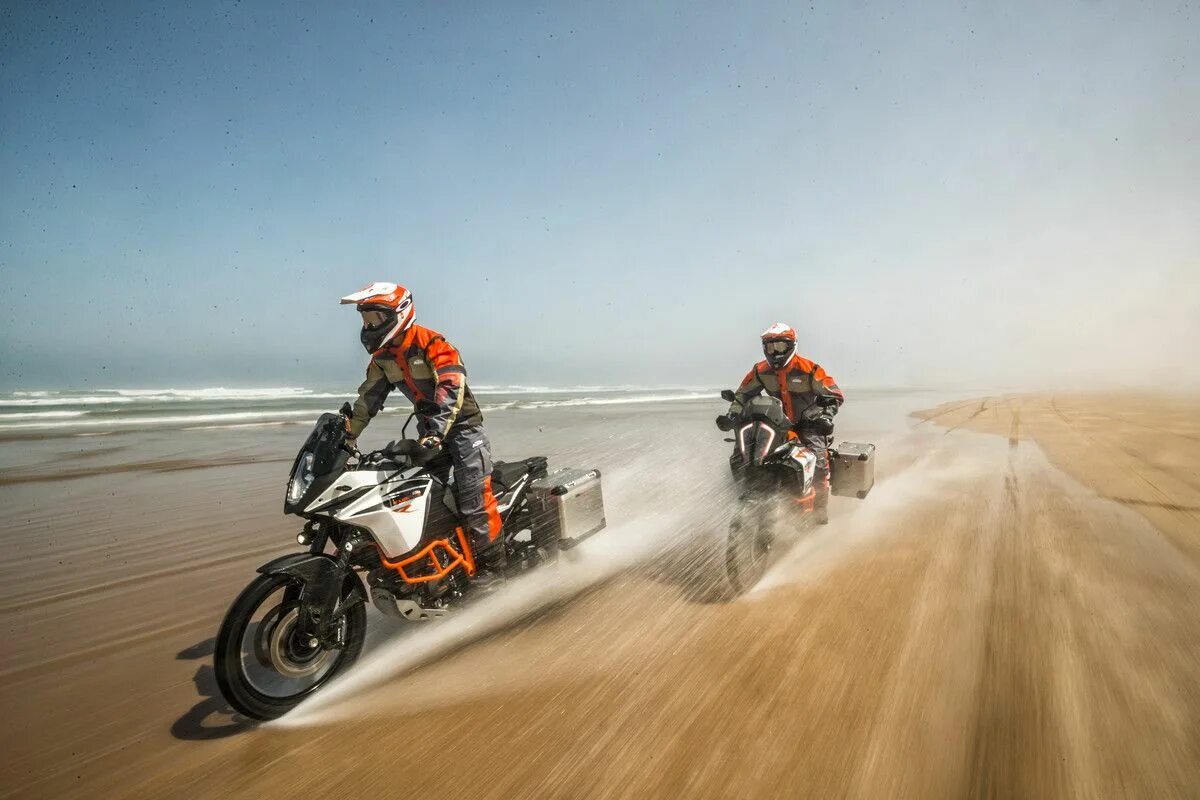 KTM 1090 Adventure r. Адвенчер путешествия на мотоцикле. Кругосветное путешествие на мотоцикле ИЖ Планета. Мотоцикл для путешествий бюджетный. Путешествуют на мотоциклах