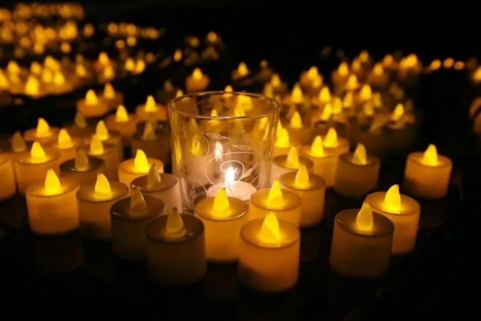 Зажгем свечи. Свечка памяти. Зажженная свеча. Много свечей. Много поминальных свечей.