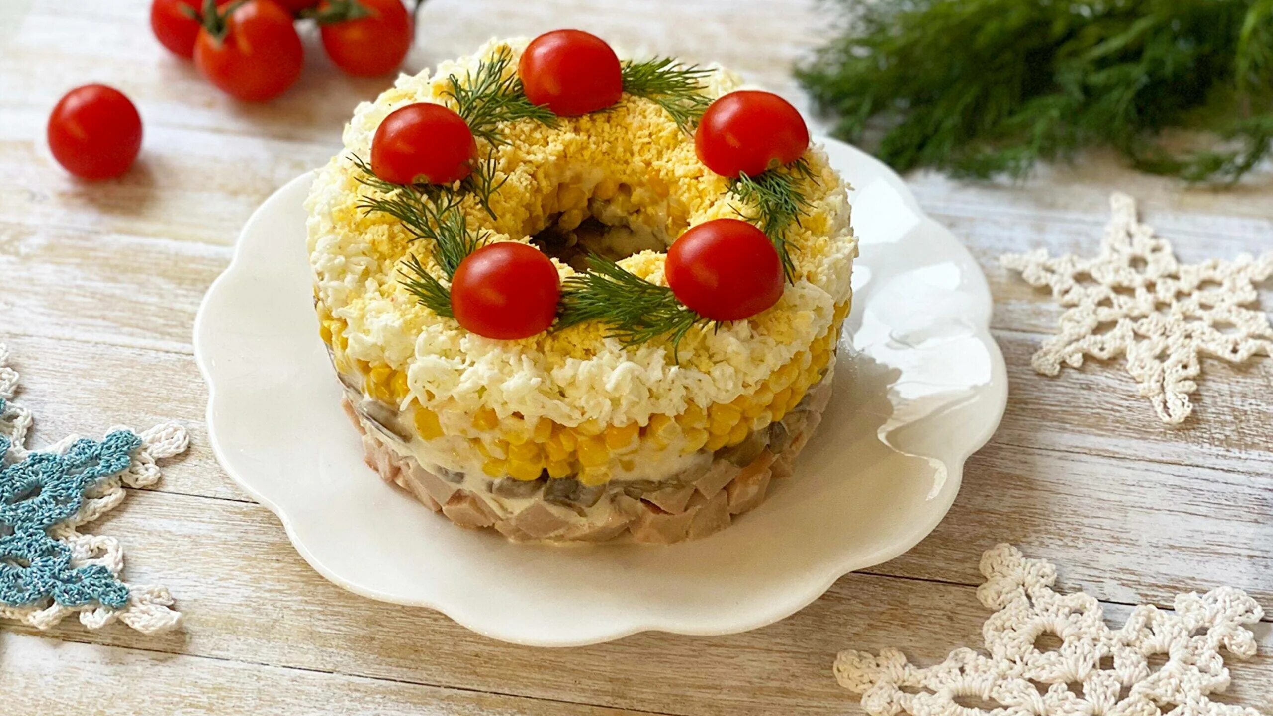 Как оформить салат на новый год. Новогодние салаты и закуски. вкусные салаты на новый год. оригинальные салаты на новый год. салаты на праздничный стол новый год.
