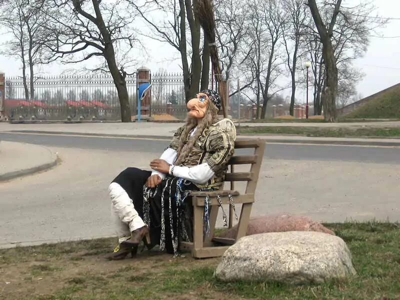 Бабушка города. Бабушка города. Бабки в городе. Бабушка в городе. Бабушка соседка.