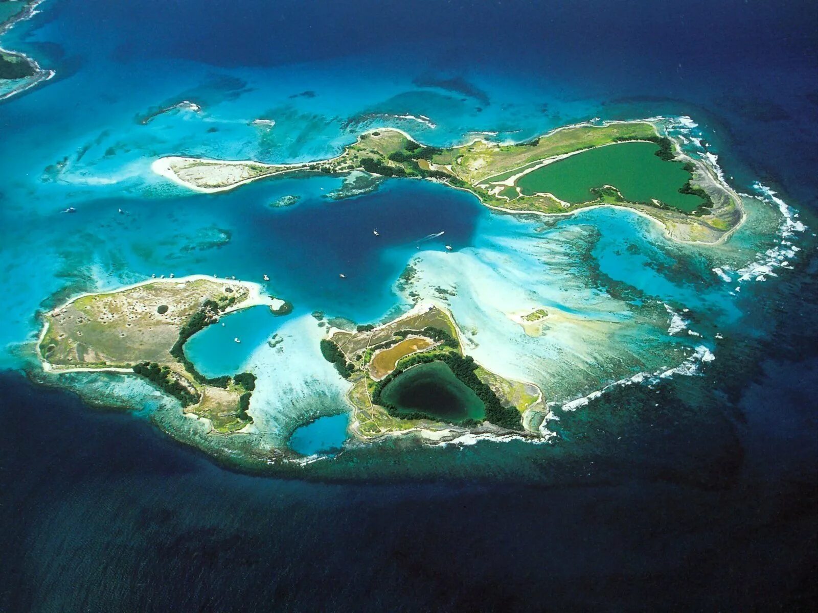 Летим над островами карибского моря. Лос-Рокес (архипелаг). Острова Лос Рокес Венесуэла. Остров Рокес Венесуэла. Венесуэла los Roques.