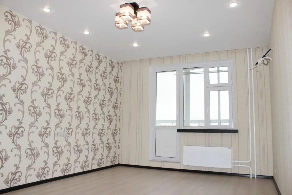 Ремонт квартир во сколько можно. Бюджетная отделка квартиры. поклейка обоев. комната без мебели. идеи поклейки обоев.