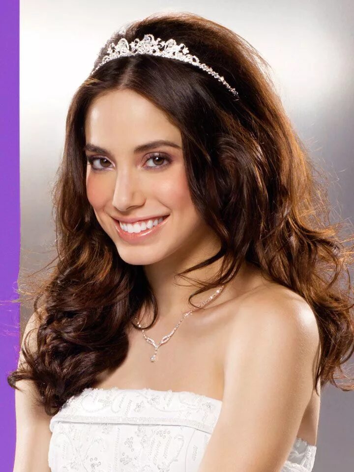 Причёски с диадемой на длинные волосы. Прическа с ободком на средние волосы. Свадебные прически с короной. Свадебные причёски на длинные волосы с диадемой. Диадема на распущенные волосы.