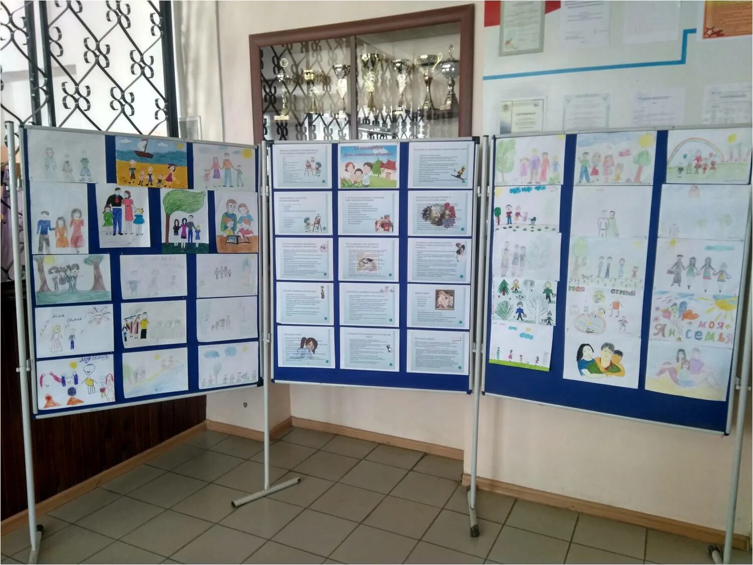 стенд для родителей в детском саду своими руками. уголок моя семья в детском саду. стенд моя семья в доу. стенд для рисунков в детском саду своими руками. семейный стенд.