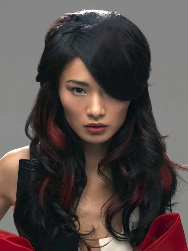 Фото волос черно красные. Красные пряди. Красные пряди на темных волосах. Красные поядки на волосах. Чёрные волосы с красными прядями.