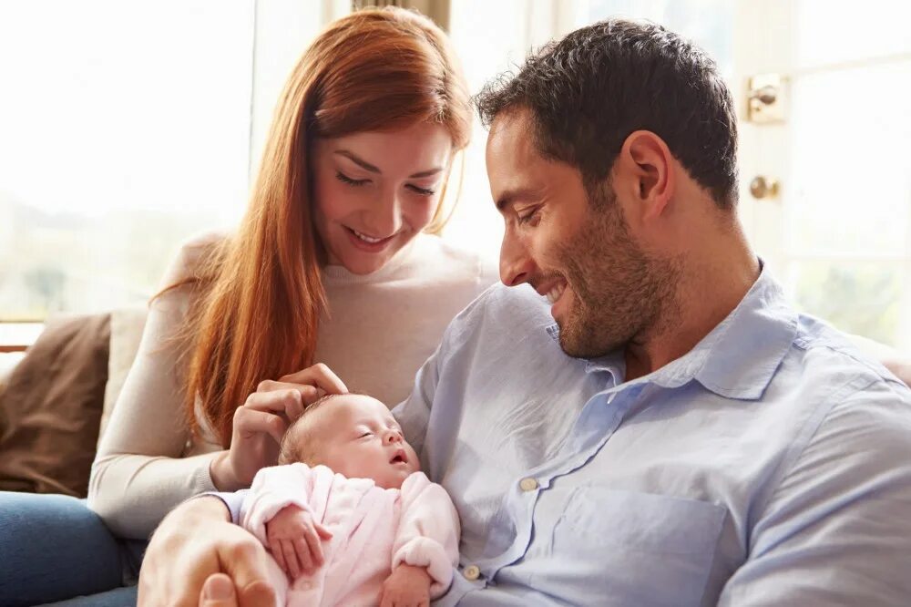 Некоторые родители. Семья с младенцем. родители с младенцем. семья с новорожденным ребенком. счастливая семья с грудным ребенком.