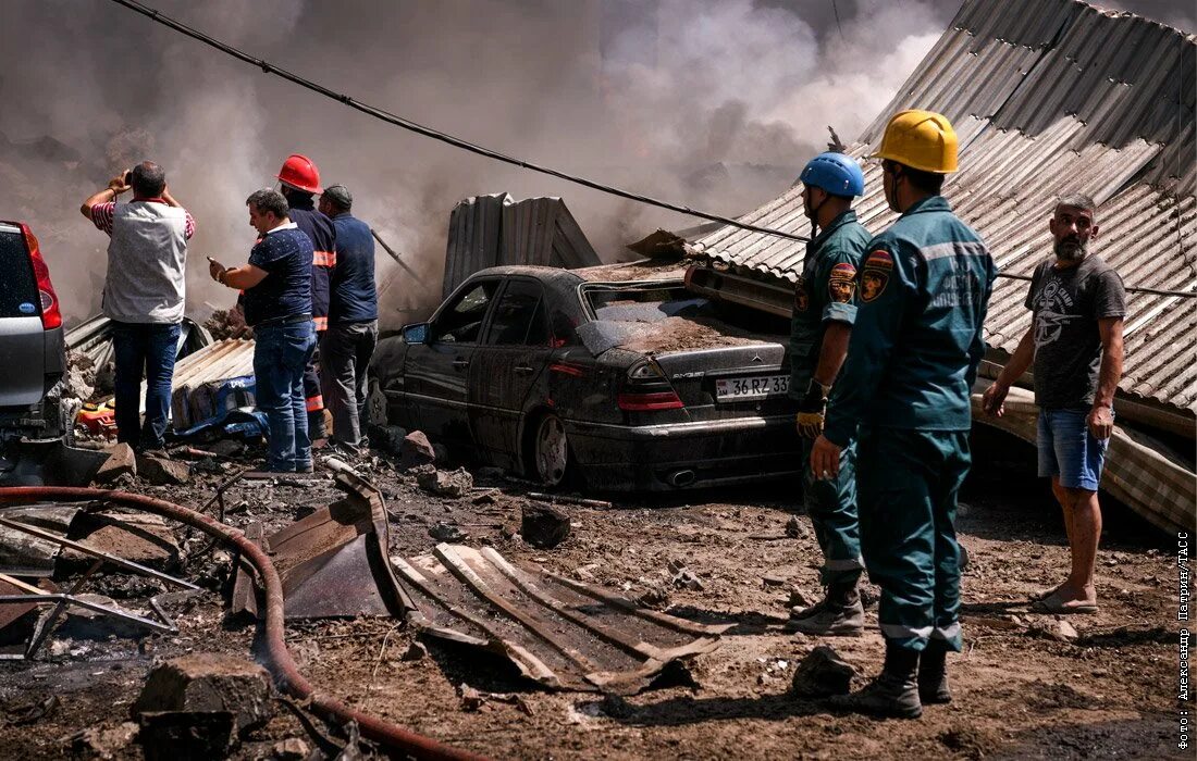 Сколько человек погибло в торговом. Пожар фото. Взрыв здания. Рухнувшие здания в Ереване.