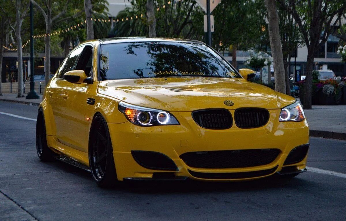 Золотая м5. BMW m5 e60. BMW m5 e60 Yellow. BMW e60 m. БМВ м5 е60 Золотая.