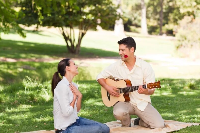 Букет для мужчины. Девушке дарят цветы. Цветы подарок для девушки. Букет для мужчины. Мужчина дарит цветы девушке.