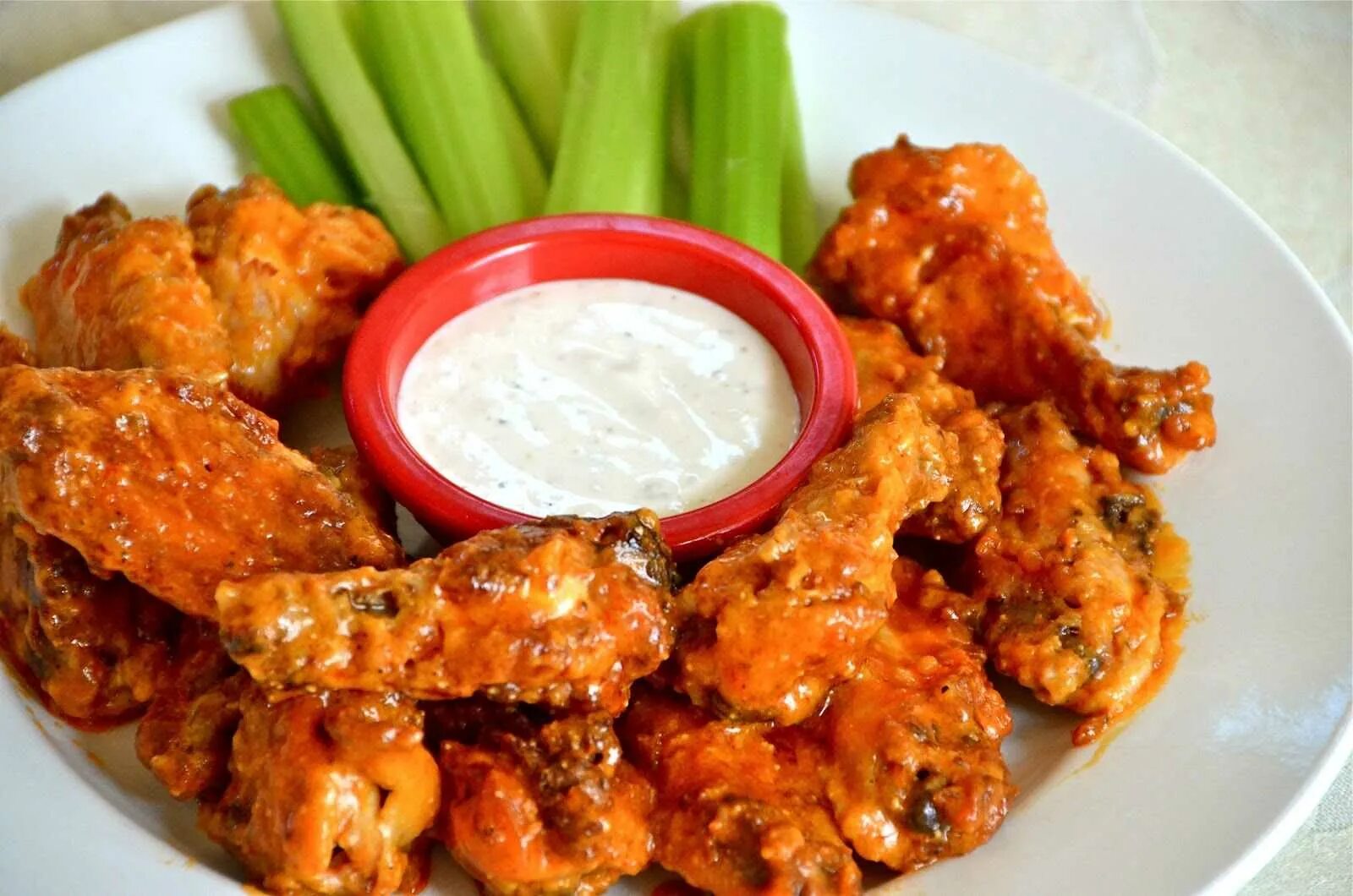 Chicken 3.8 01. Buffalo Chicken Wings. Крылышки хот Баффало. Куриные Крылья Баффало. Buffalo Wings Crispy.