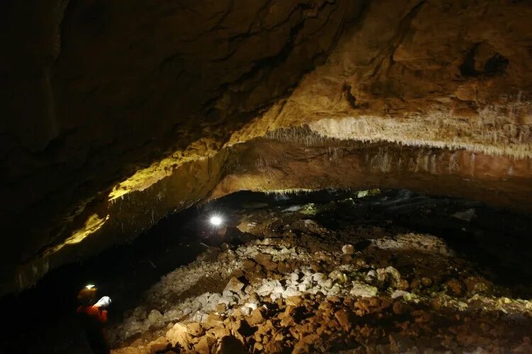 человек идёт в пещере. в пещере нахаль-хемар. ловушка времени фильм 2017 hd. в пещере время идет. ловушка времени фильм 2021.