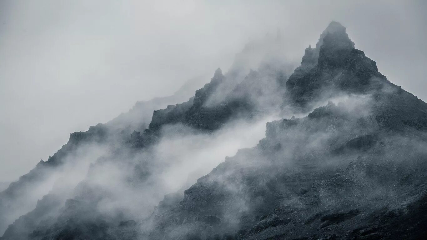 Атмосферное явление мгла в населенном пункте. Горы в тумане. Эстетика горы туман. Картинки с высоким разрешением горизонтальные чб. Горе о туман мем.