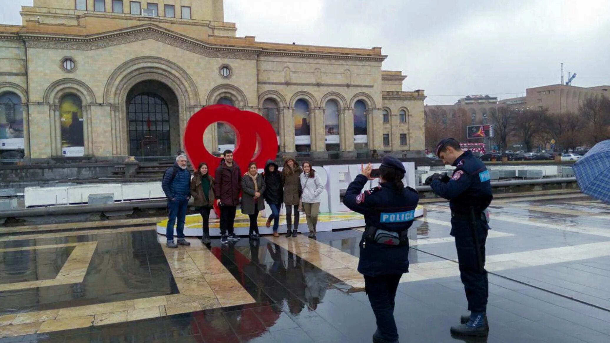 Приехал в ереван. Ереван туристы. Русские туристы в Ереване. Армения сейчас. Армянская полиция и туристы.