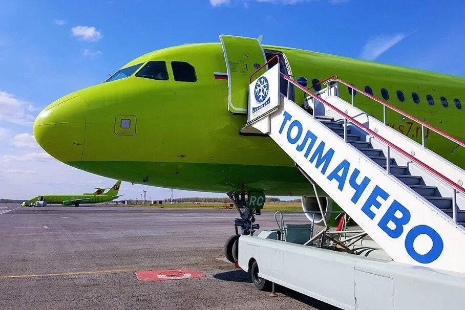 Авиарейс толмачево. Авиакомпания s7 Airlines аэропорт Толмачево. Новосибирск аэропорт Толмачево самолет. Толмачёво аэропорт s7. Самолет s7 Толмачево.