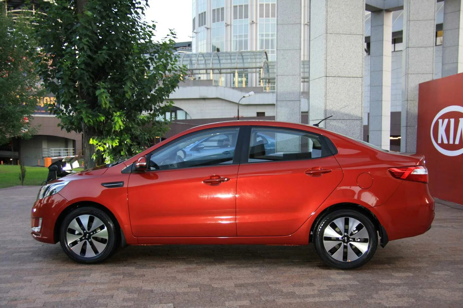 Kia rio цвета. Киа Рио 3 красная. Kia Rio 2012 Red. Киа Рио 2016 красная. Kia Rio хэтчбек 2012 красный.